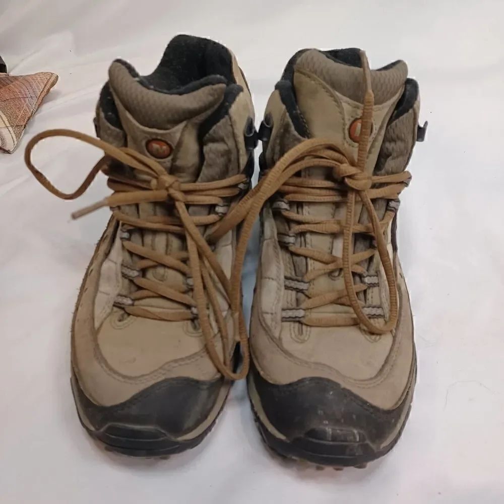 MERRELL WOMENS VIBRAM SOLE WATERPROOF HIKING BOOT 8